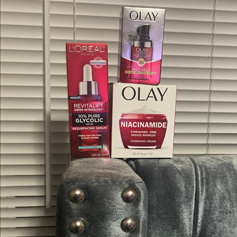 L'Oreal Revitalift Glycolic Serum in Vibrant Red
